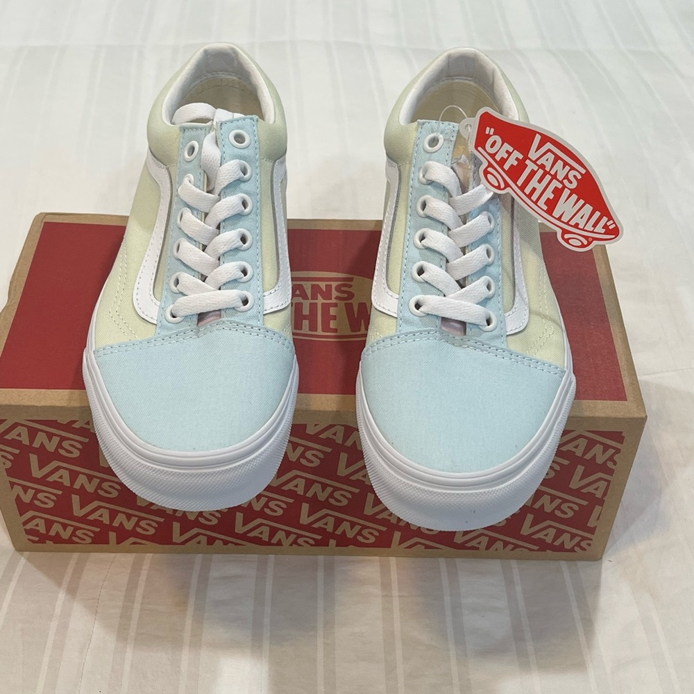 New!!! Vans Low Top Sneakers in Light Blue and Pale Yellow woman’s 7😍